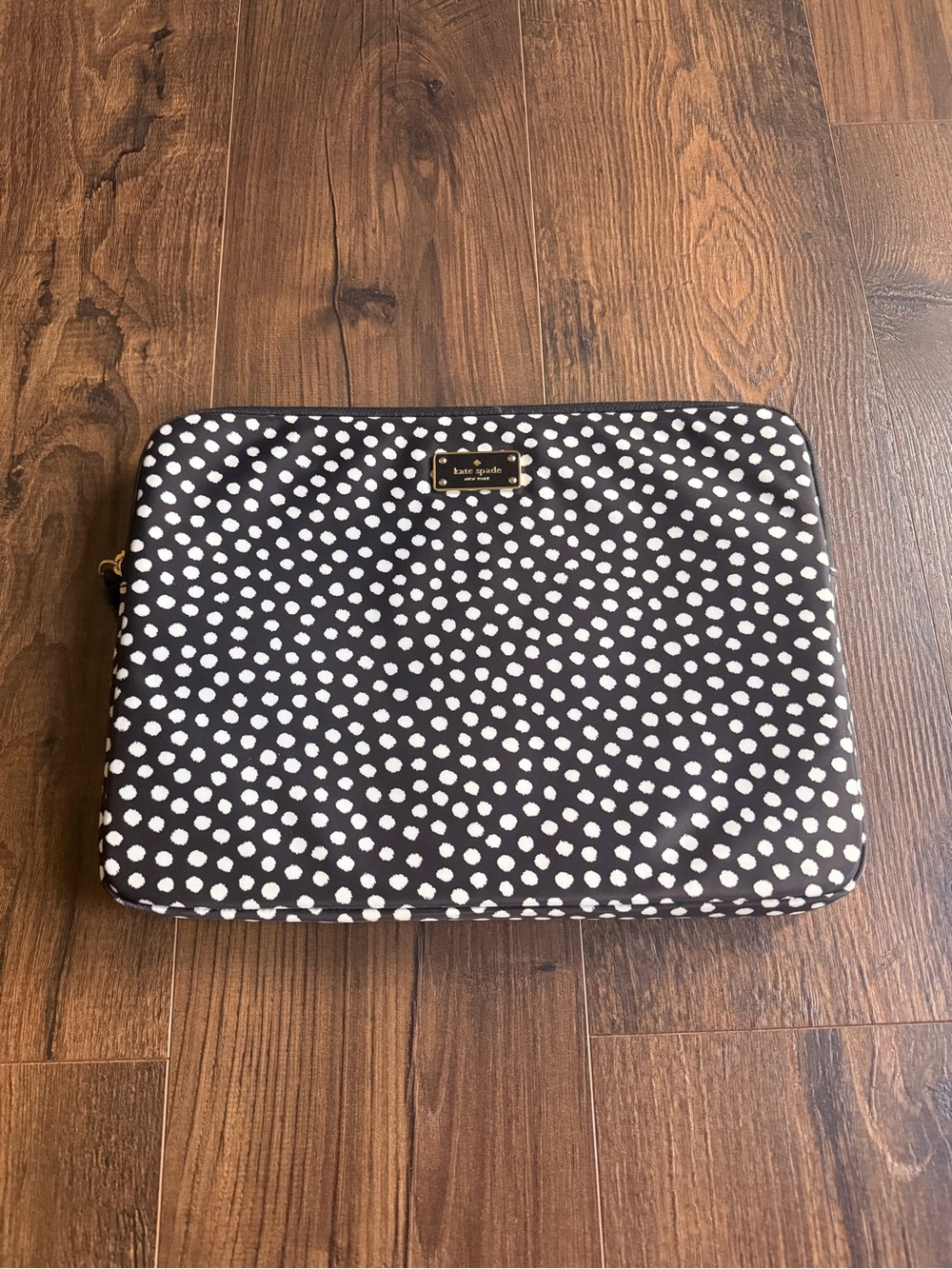kate spade black and white polka dot sleeve with logo plaque
